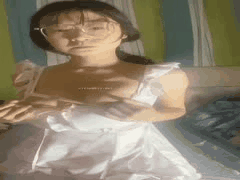 眼镜C杯苗条学生妹反差母狗自慰，各种制服道具玩穴高潮私拍