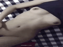 漂亮学妹被假导演骗脱内裤露鲍鱼！大学新生全裸嫩体，反差母狗聊天群曝光