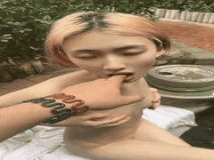 极品女大学生露脸校园全裸游走调教！温泉户外自慰反差婊高潮震撼