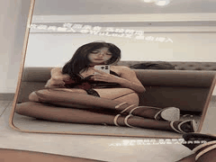 眼镜反差婊一字马深喉诱惑：极品尤物懂男人心，舌尖挑逗龟头直击灵魂