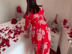 浪漫花瓣床上激情！极品华裔白虎妹子与老外男友缠绵做爱