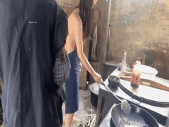 闺蜜姐妹花全裸露出！淫妻母狗联手乡下帮大爷做饭送温暖