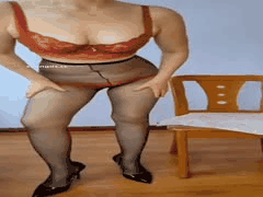 端庄大龄熟女人妻的反差风骚：手指揉搓肥美私处，大屁股骑假阳具狂抽淫水四溅