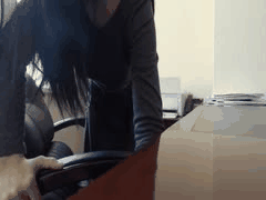 办公室反差萌！大胸可爱妹子跪椅自慰秀黑丝高跟，脚步声来袭瞬间撩裙装纯