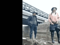 骚气少妇户外勾引老大爷！桥洞下大胆摸臀撸管，反差母狗猎奇实录