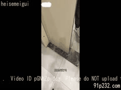 街头大胆搭讪帅哥！骚货忍不住直接拉进男厕无套激战