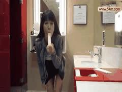 公共厕所大胆自拍！熟女爆菊自慰狂喷水，差点被抓现行