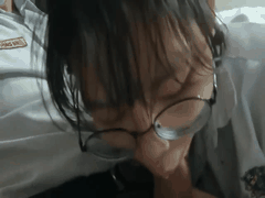 清纯萝莉学生妹跪舔主人巨根_口交技巧太销魂让人上瘾