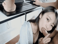 桌下狂欢：骚浪母狗少妇跪舔吞精