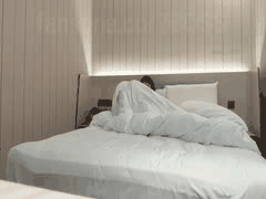 紧身牛仔裤下的火辣巨乳：性感辣妹口技超赞