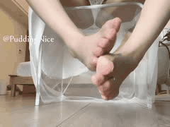 布丁诱人美足展示：白嫩小巧，比例完美