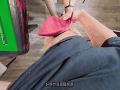 麻将局肉偿诱惑！白虎少女输光主动足交无限中出