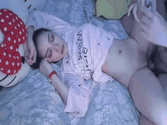 异地极品白虎少女不接电话？原来在和学长偷情爽翻天！