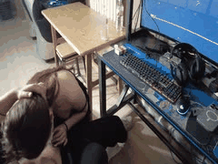 电竞房激战！兄弟女友变身骚货穿情趣内衣勾引，竟是极品白虎