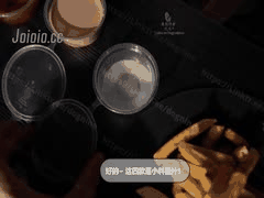 女大学生周末兼职测评秘制酱汁，蒙眼品尝竟是男人精液混合！射满蛋挞边吃边干呕却不疑有他