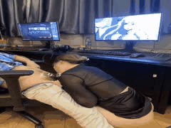 网吧狂欢3P：美杜莎的激情碰撞