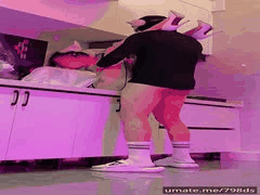 丝袜大长腿模特女友厨房翘臀后入！各种姿势轮番狂干娇喘不止