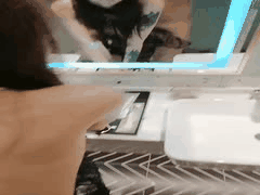 酒店狂欢：露脸美女被土豪猛男无套征服，床上床下激战到高潮失神