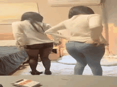 高颜闺蜜双飞春药诱惑：粉穴痒难耐姐妹争操无套输出