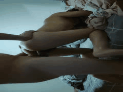 经典夫妻居家自拍：小少妇爱吃鸡巴狂欢，老公换姿势猛操压抑呻吟