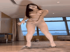 小桃高颜值裸舞诱惑！极骚慢摇正反面双视角大秀