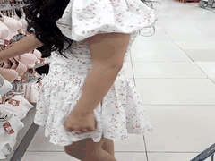 两个00后嫩萝莉闺蜜商城大胆露出_樱桃小奶边逛边晃荡_更衣间互舔鲍鱼潮吹高潮喷不停