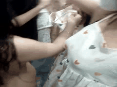 商场试衣间女同激情：两美女戴跳蛋互摸插穴 白浆四溅身材火辣