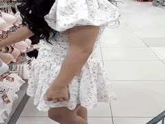 商场试衣间百合激情：两美女戴跳蛋互摸插穴 白浆诱惑