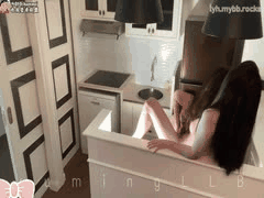 极品百合女神LLB的SM调教真爱：在厨房餐厅支配玩弄小狗