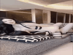 双女神李丽莎潘娇娇秀人网百合写真：唯美拉拉情爱激情贴贴诱惑