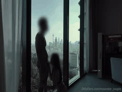 三人行放纵深夜后，天亮落地窗前惩罚：占有欲的浪漫征服