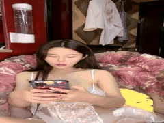 秀人网巨乳00后湖南辣妹美七mia全裸自慰诱惑 与金主激情啪啪