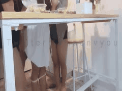 表姐家换妻狂欢：老公与表姐夫双棒轮坐，极致快感交替骑乘