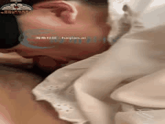 禁忌姐弟乱伦：哺乳期姐姐戴眼罩被弟弟猛干，白衬衫撕开乳汁狂喷