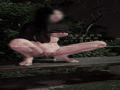 雨天街头狂野自慰！淫荡少妇伞下蹲椅疯狂抠穴高潮