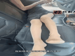 黑裙肉丝美女户外车上首次被舔脚，紧张露脸恋足丝袜福利