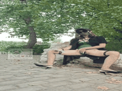 公园野外露出！单男带丝袜少妇玩水晶大棒，淫妻翘臀美腿诱惑