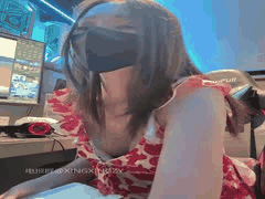 丝袜美腿骚货xigua2002：公共跳蛋狂流水，勾引路人吃奶厕所发骚！