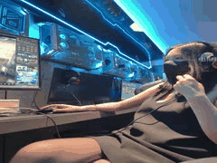 丝袜美腿骚货xigua2002：公共场所跳蛋狂流水，勾引路人吃奶厕所发骚！