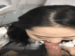 大巴最后一排情侣自拍口爆！超骚妹子认真吃鸡巴还合影，随时随地泻火