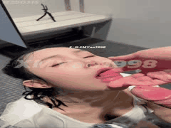 汐梦瑶户外游泳池更衣室激情做爱 口爆颜射淫妻露出