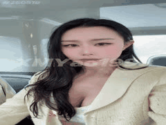 公交车极限露出！汐梦瑶眼皮底下打飞机射高跟鞋，女生闻精味频频回头