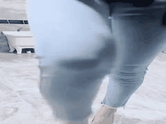 公厕刺激双飞：牛仔裤高跟美女闺蜜，身材颜值拉满的户外狂欢