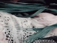 户外微风拂面爆乳美女解衣挑逗，娇喘旷野乳浪颤动