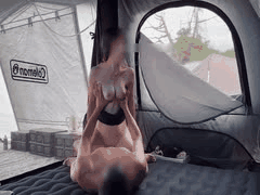 户外野战惊魂一刻！情侣刺激爱爱中突然有人影闪现，妹子吓得憋住呻吟，男主兴奋狠插白虎骚穴