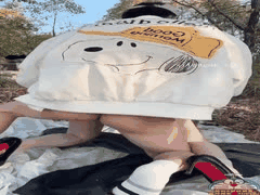 户外树林阳光洒落！身材爆好少妇黑蕾丝面罩遮脸，白衬衫半敞疯狂女上位骑乘，黑丝高跟猛晃大奶狂抖
