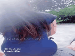 海角社区真实刺激：在满是人的公园里玩弄嫂子，极致刺激！