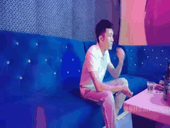 KTV探花主播淫乱狂欢：学生妹御姐白领齐聚歌厅