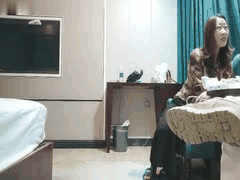 深夜按摩店猎艳熟女：黑丝大姐酒店开房，猛亲舔逼抽插高潮连连，沙发吸奶超刺激！