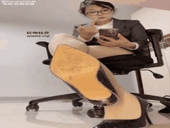 喵主红绿灯罚站：男同学口水羞辱与老师鞋子调教，嘲笑成未来绿帽狗